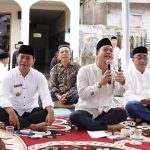 Bupati Bandung Dadang Supriatna ketika menggelar dialog dengan warga Cimenyan
