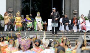 Dihadiri Gubenur Jabar Ridwan Kamil dan Istri, Ribuan penari merak unjuk kebolehan dengan melakukan tarian merak secara masal.