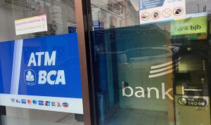Gerai ATM milik BCA dan bjb yang berada di halaman Toserba Griya Soekarno Hatta dijadikan tempak modus ganjel ATM