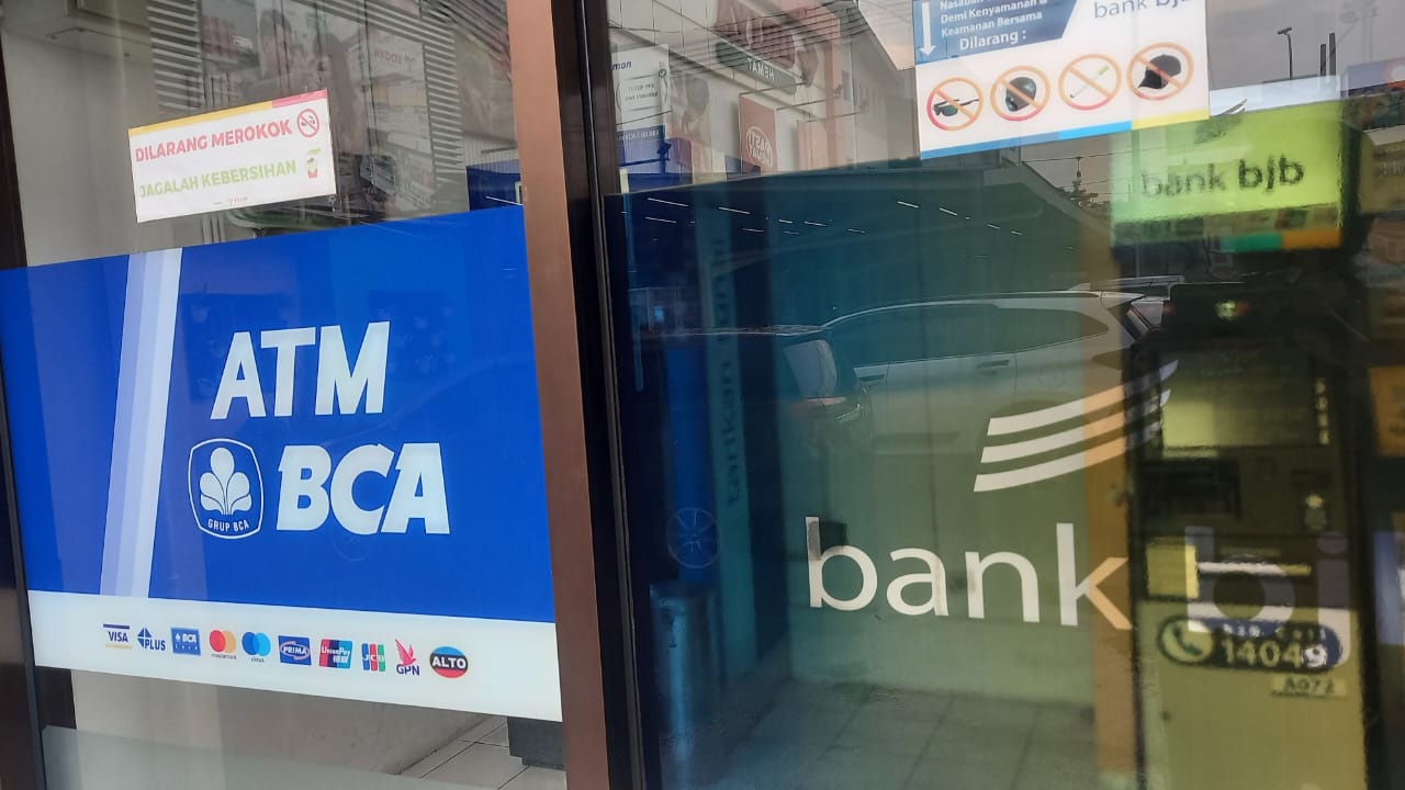 Gerai ATM milik BCA dan bjb yang berada di halaman Toserba Griya Soekarno Hatta dijadikan tempak modus ganjel ATM