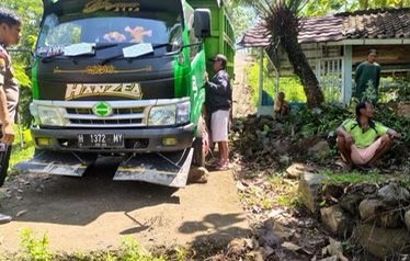 Truk Nyasar Ke Kuburan Usai Antar Wanita Cantik