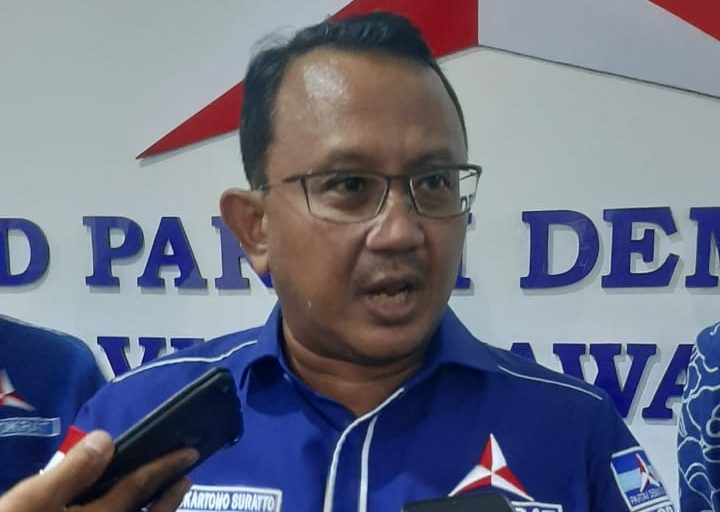 Ketua DPD Partai Demokrat Jawa Barat Anton Sukartono Suratto ketika memberikan tanggapan kepada media di Kantor Skretariat DPD Demokrat.