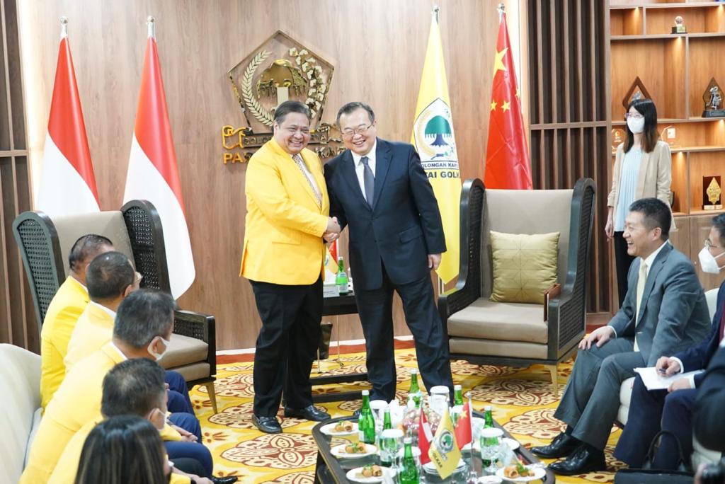 Ketua Umum Partai Golkar Airlangga Hartarto (kiri) dan Delegasi PKC Tiongkok (kanan) ketika bertemu di Jakarta untuk menjalin kerjasama.