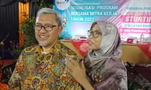 Mantan Gubernur Jawa Barat, Ahmad Heryawan (kiri) berikan keterangan soal istrinya Netty Prasetiyani (kanan) yang berpeluang maju pada Pilgub Jabar 2022. (Erwin Mintara D. Yasa Jabar Ekspes)