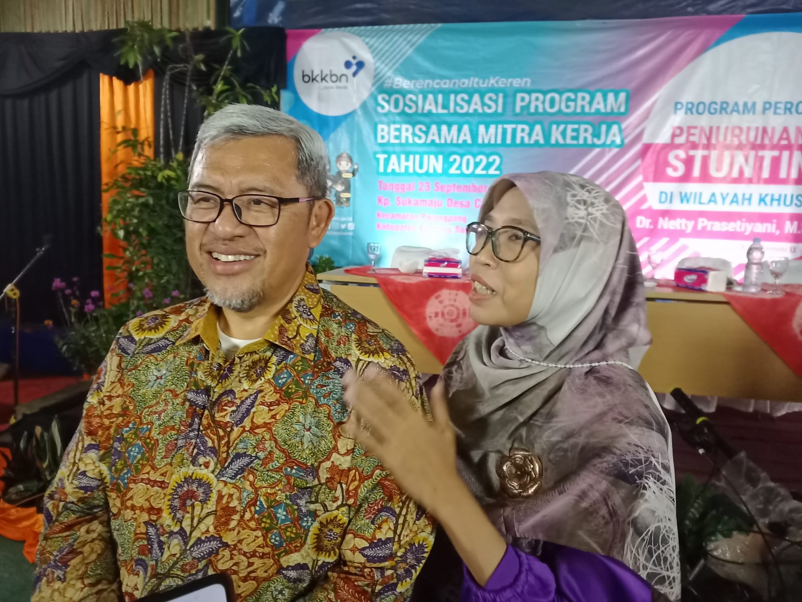 Mantan Gubernur Jawa Barat, Ahmad Heryawan (kiri) berikan keterangan soal istrinya Netty Prasetiyani (kanan) yang berpeluang maju pada Pilgub Jabar 2022. (Erwin Mintara D. Yasa Jabar Ekspes)