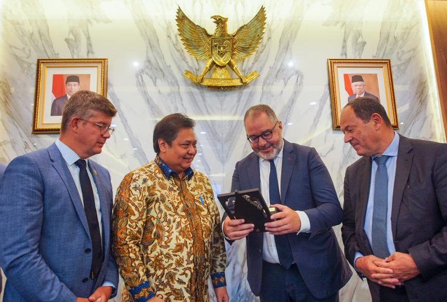 Mendengar penjelasan dari Senator Prancis itu, Menko Airlangga Hartarto mengatakan, posisi Indonesia saat ini merupaka Ketua Pesidensi G20.