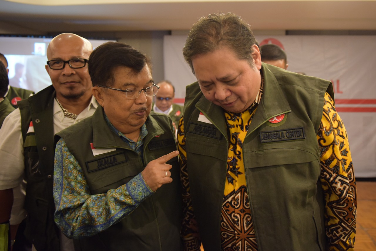 Menko Perekonomian Airlangga Hartarto bersama Mantan wakil Presiden Jusuf Kalla bertemu dalam acara silahturahmi Jenggala Center