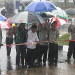 Menteri Pertanian Syahrul Yasin Limpo melakukan penggutingan pita untuk menandai diresmikannya aasrama Politekni Enjinering Pertanian Indonesia