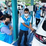 Menteri BUMN Erick Thohir tengah melakukan pengecekan untuk uji coba pengisian ldi kendaraan Listrik di SPKLU milik