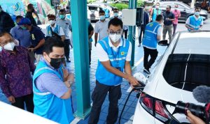 Menteri BUMN Erick Thohir tengah melakukan pengecekan untuk uji coba pengisian ldi kendaraan Listrik di SPKLU milik