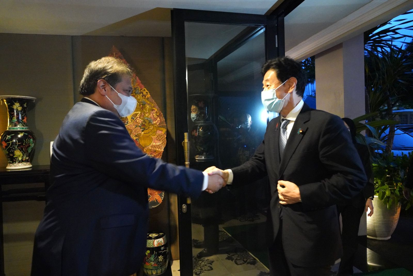 Pertemuan MEnko Airlangga Hartarto dengan Menteri Perdagangan Jepang untuk menjalin keseapahaman dalam membangun kerjasama antara Indonesia dan Jepang.
