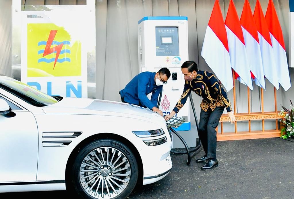 Presiden Jokowi ketika meresmikan-SPKLU Ultra Fast Charging untuk kendaraan listrik Pertama-di-Indonesia.