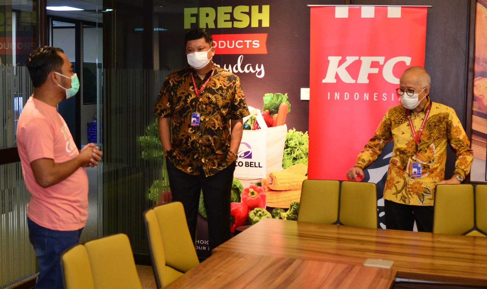 KFC Indonesia Serahkan Donasi Hasil Program Bucket For Given, Bucket For Good Kepada Yayasan 1000 Guru
