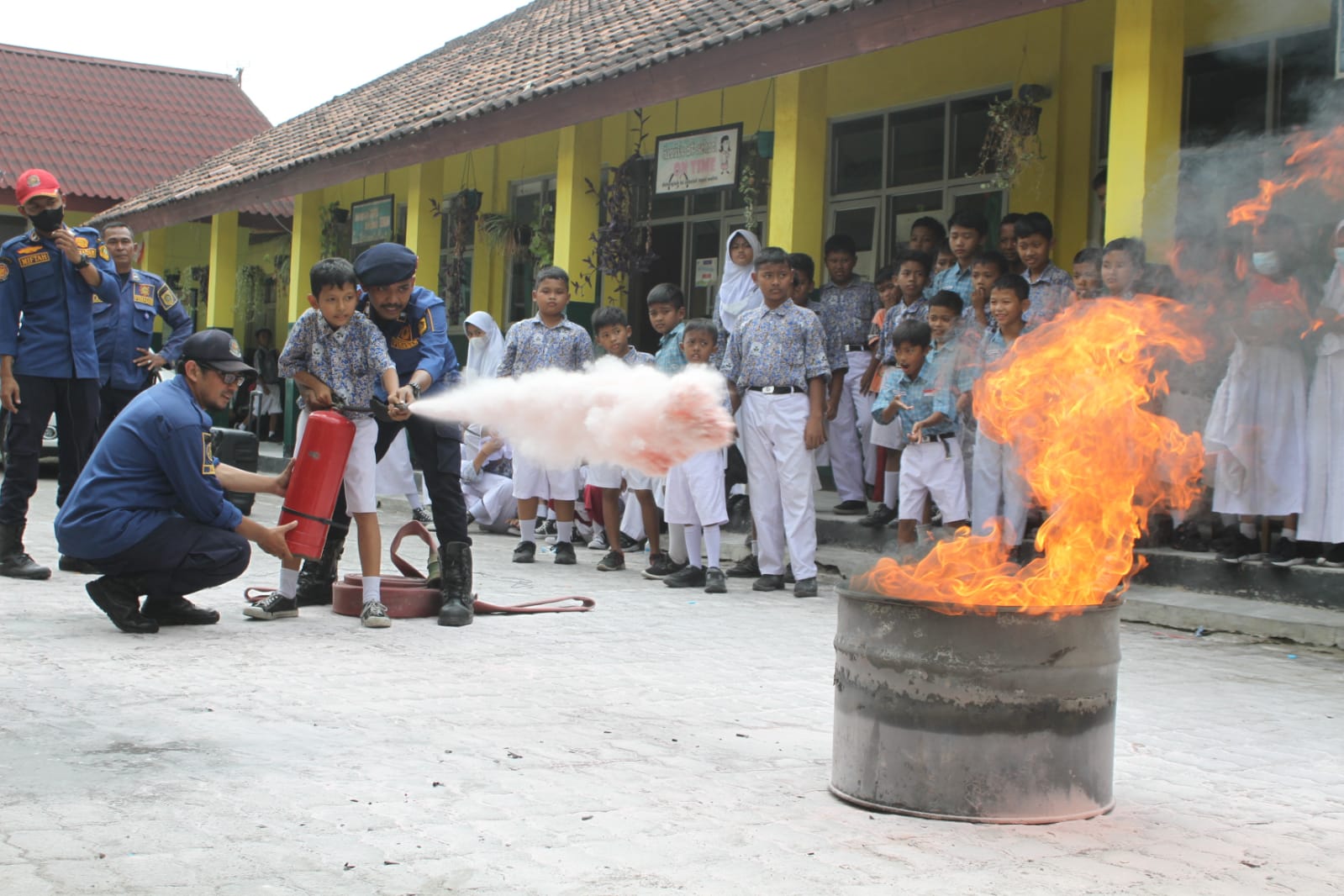 Edukasi Siswa Damkar Kabupaten Bogor Gelar Simulasi Penanganan Kebakaran