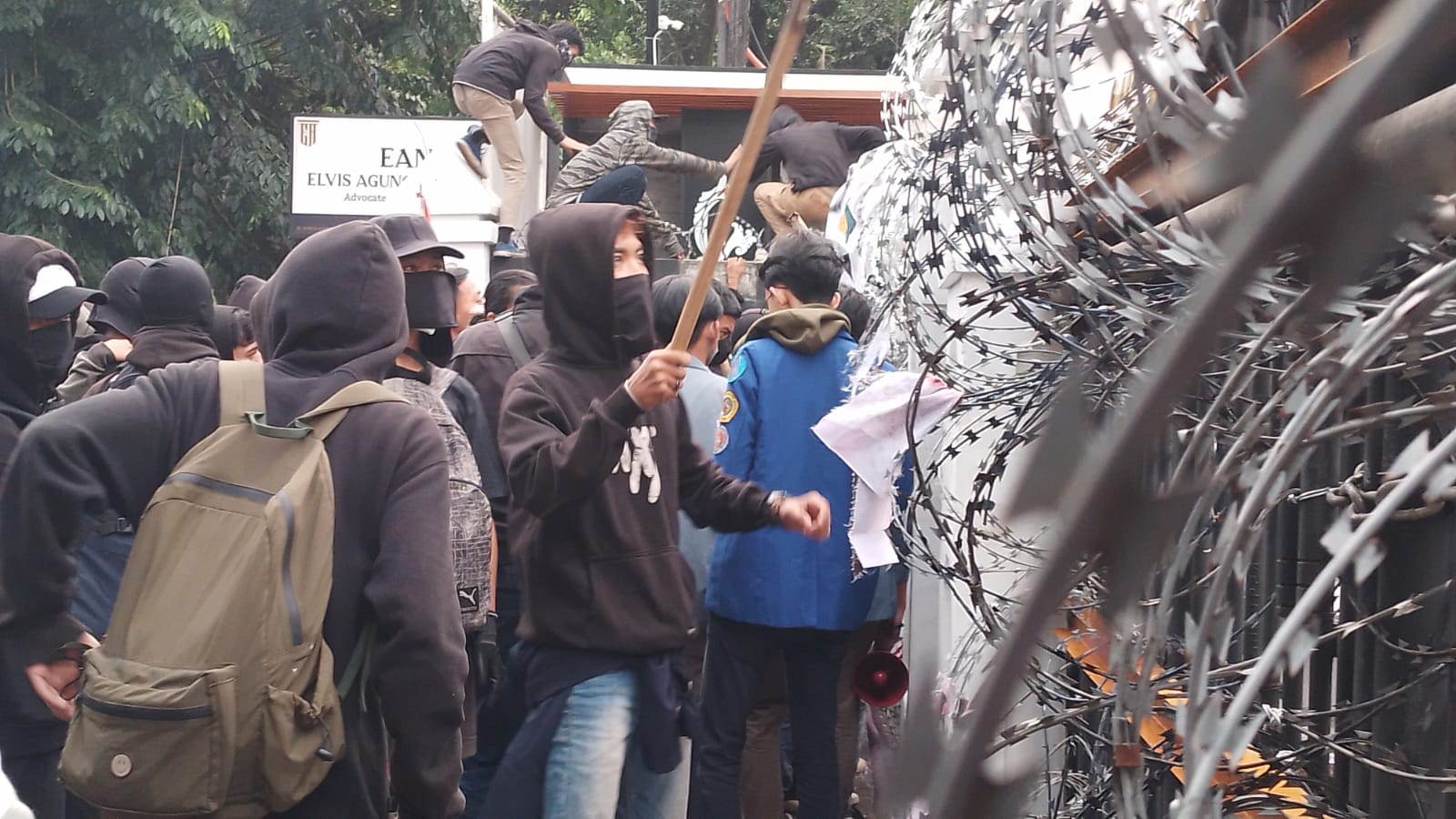 Demo Mahasiswa di Bandung Berakhir Ricuh, Polisi Kejar hingga Seret Massa Aksi yang Kabur