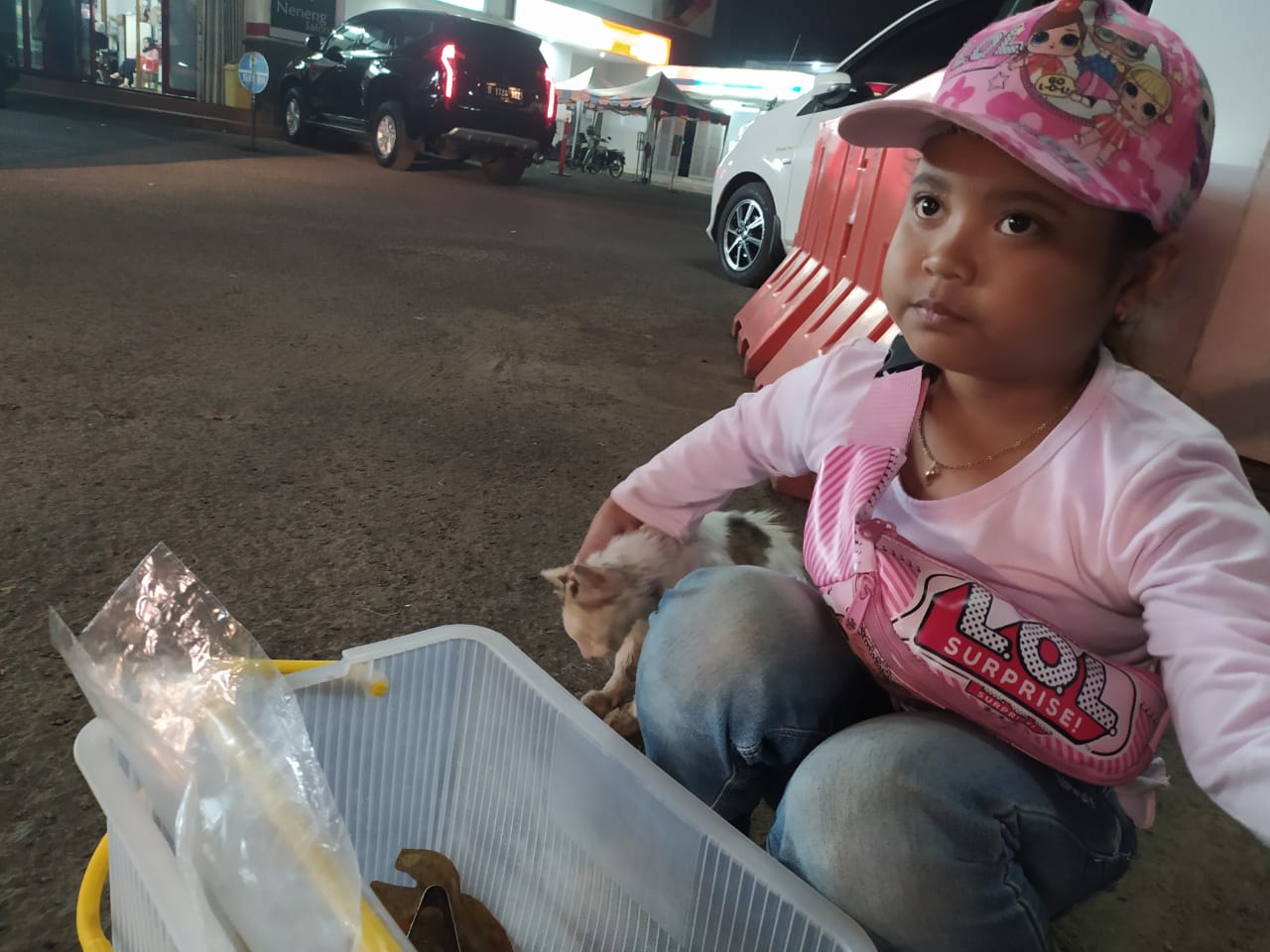 Gandis Kecil Ingin Menjadi Dokter, Asa Penjual Risoles di Depan Minimarket Batujajar