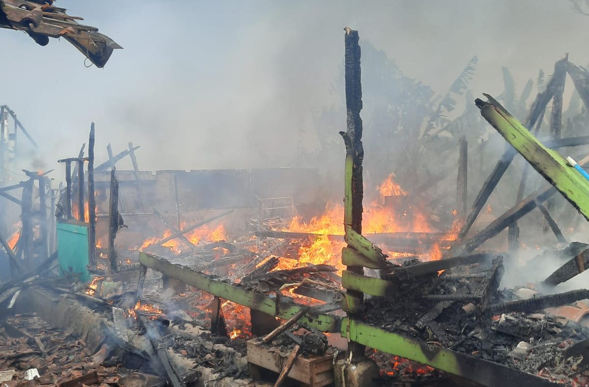 Kebakaran Hebat Melahap Empat Rumah di Cikalongwetan Bandung Barat