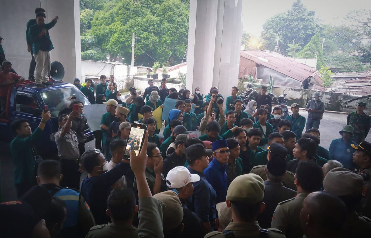 Disambut Pimpinan DPRD Para Demonstran di Bogor Adem, Mahasiswa Tetap Tolak Kenaikan BBM