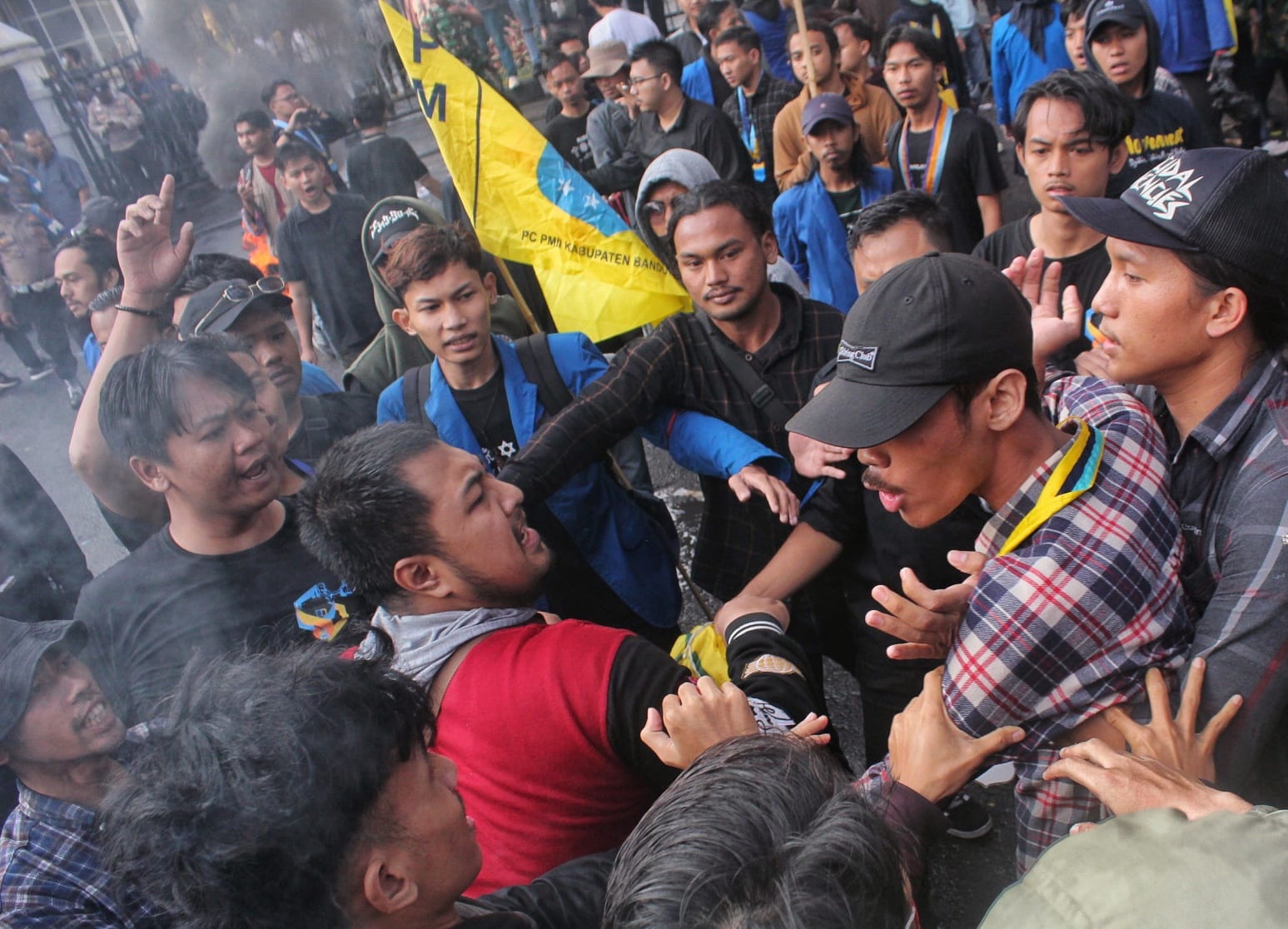 Mahasiswa Lawan Mahasiswa, Bentrok Aksi Demo BBM di Bandung