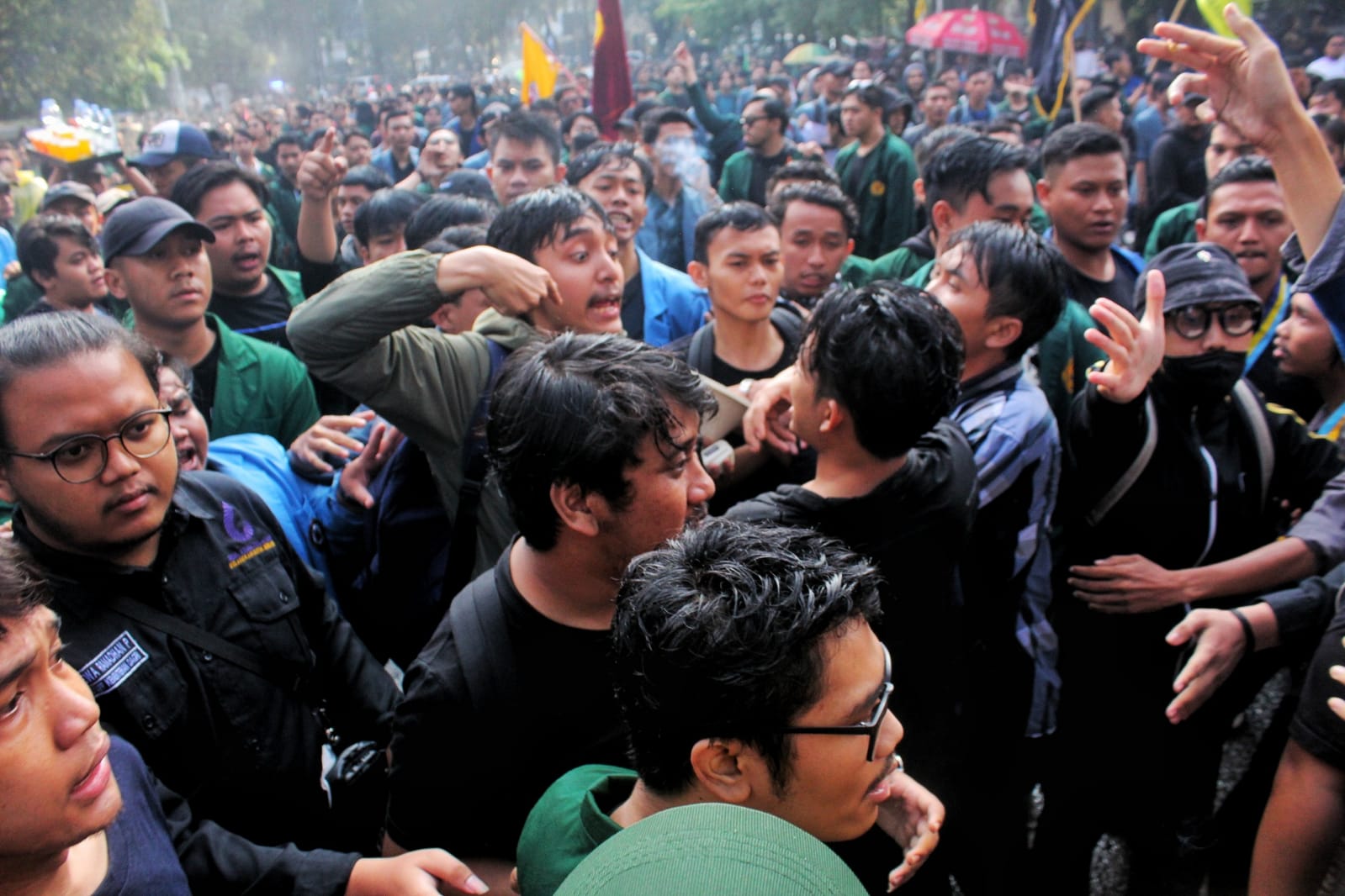 Mahasiswa Lawan Mahasiswa, Bentrok Aksi Demo BBM di Bandung