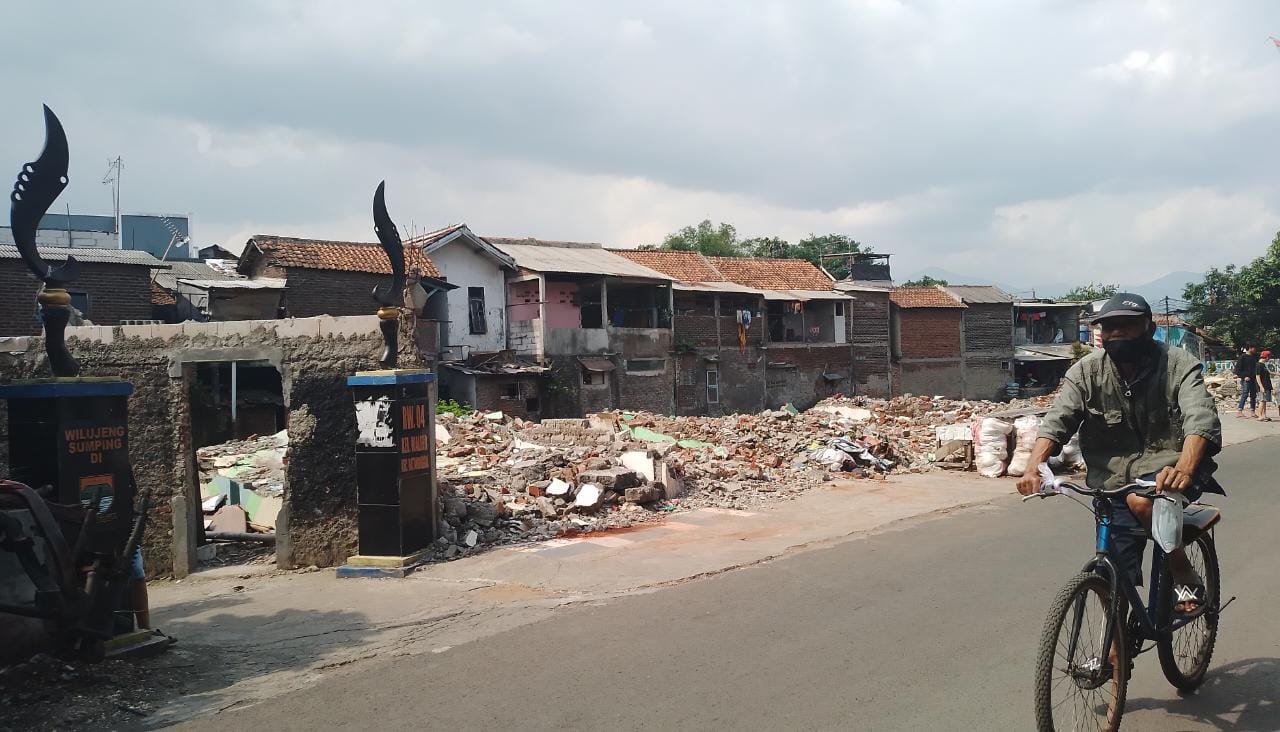 Rumah Dibongkar Tanpa Relokasi, Warga Maleer Bandung Pasrah Pada Garis Takdir 