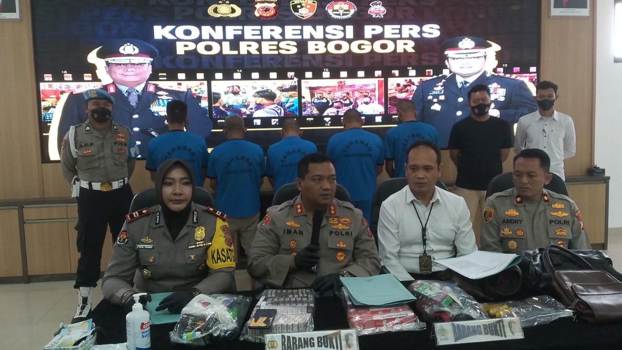 Polres Bogor Amankan 5 Tersangka Pencurian di Indomaret Bogor