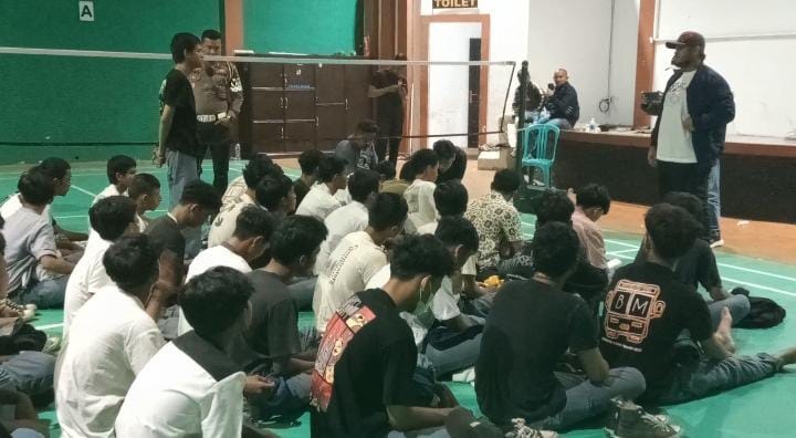 65 pelajaryang diduga akan tawuran, berhasil diamankan di Mako Polres Bogor, Cibinong, Kabupaten Bogor, Sabtu 01 Oktober 2022. Foto : Sandika Fadilah/Jabarekspres.com