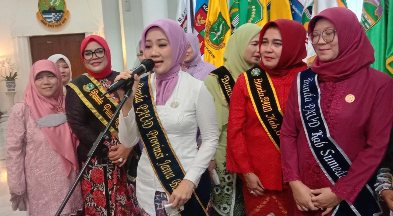 Bunda Paud Jabar, Atalia Praratya (Tengah). Selasa (11/10). Foto. Sandi Nugraha.