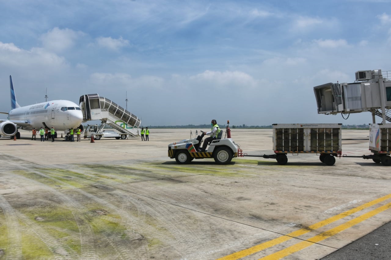 GELIAT EKONOMI: Aktivitas kargo di Bandara BIJB Kertajati yang diitandai oleh penerbangan kargo dengan pesawat Garuda Indonesia menuju Bandara Internasional Hang Nadim. (Ilustrasi/Dok Jabar Ekspres)