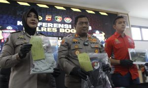 Kapolres Bogor AKBP Iman Imanudin saat menunjukkan barang bukti pakaian korban di Mako Polres Bogor, Cibinong, Kabupaten Bogor. Foto : Sandika Fadilah/Jabarekspres.com