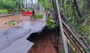 TERGERUS: Salah satu titik lokasi bencana tanah longsor diujung salah satu jembatan di Kota Bogor. (Yudha Prananda / Jabar Ekspres)