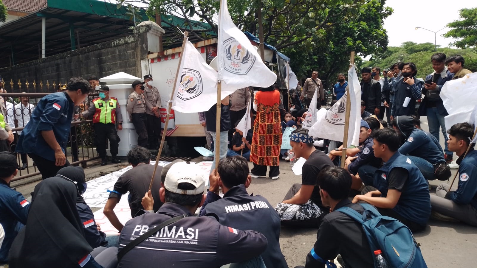 DEMO: Aksi unjuk rasa dari Himpunan Mahasiswa 10 Universitas Asal Sukabumi di depan Kantor ESDM Jabar. (Yanuar/Jabar Ekspres)
