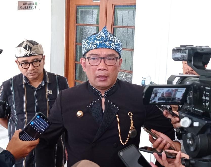 Gubernur Jawa Barat Ridwan Kamil, saat memberikan keterangan tentang tugasnya mencari nama untuk KCJB.