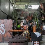 Oting Supriatna saat menyelesaikan pembuatan produk dari Pipa bekas di Sharaga Art, Cibinong, Kabupaten Bogor, Minggu 16 Oktober 2022. Foto: Sandika Fadilah/JabarEkapres.com