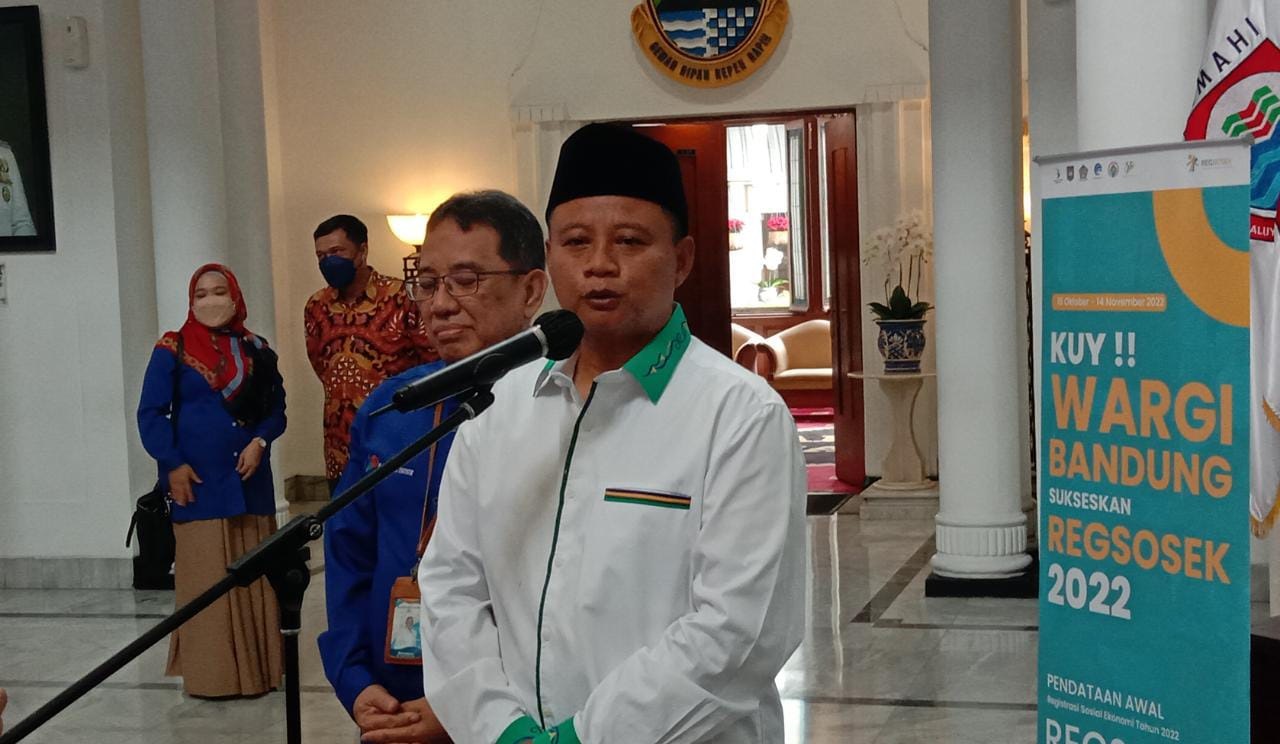 Wagub Jabar, Uu Ruzhanul Ulum saat memberikan pernyataan terkait pelaksanaan Regosek 2022, Selasa (18/10). Foto. Sandi Nugraha.