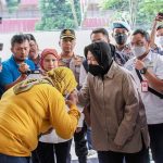 Menteri Sosial (Mensos) Tri Rismaharini didampingi Wali Kota Bogor Bima Arya saat menyerahkan santunan kepada ahli waris korban bencana tanah longsor di Kelurahan Kebon Kelapa, Kota Bogor. (Yudha Prananda / Jabar Ekspres)