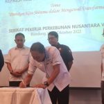 Direktur PTPN VII Ryanto Wisnuardhy saat Menandatangi PKB periode 2022-2023