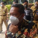 Wali Kota Bandung, Yana Mulyana saat dimintai keterangan terkait perajin tempe dan tahu yang naikkan harga jual. di Balaikota Bandung, Kota Bandung, pada Selasa (18/10). (Nizar/Jabar Ekspres)