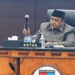 Ketua DPRD Kota Bogor, Atang Trisnanto saat mengetuk palu, tanda ditetapkan dua Perda baru. (Yudha Prananda / Jabar Ekspres)