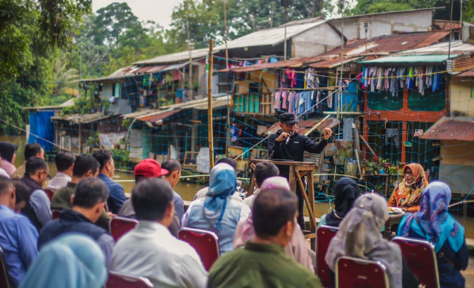 Wali Kota Bogor Bima Arya saat memimpin briefing staf di tengah permukiman warga Ciwaringin, Kelurahan Cibogor, Kecamatan Bogor Tengah, Kota Bogor. (Yudha Prananda / Humpro)