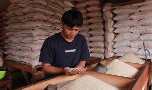Pedagang beras di Kota Bandung yang mengeluhkan harga beras naik. Foto. Kholid Jabar Ekspres.