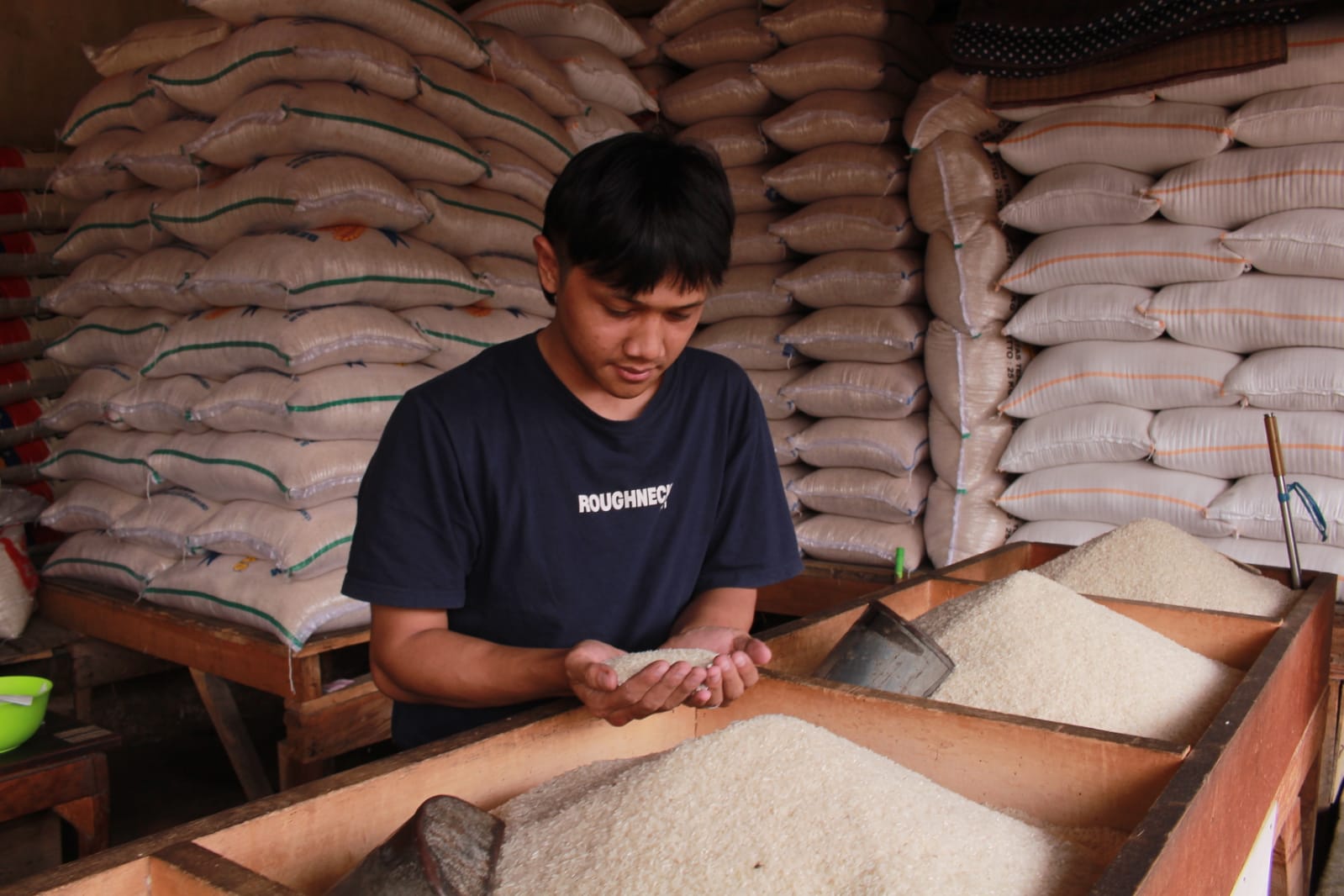 Pedagang beras di Kota Bandung yang mengeluhkan harga beras naik. Foto. Kholid Jabar Ekspres.