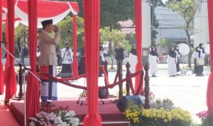 Gubernur Jabar, Ridwan Kamil saat memimpin upacara peringatan Hari Santri Nasional 2022 di lapang Gasibu Bandung. Sabtu (22/10). Foto. Sandi Nugraha.