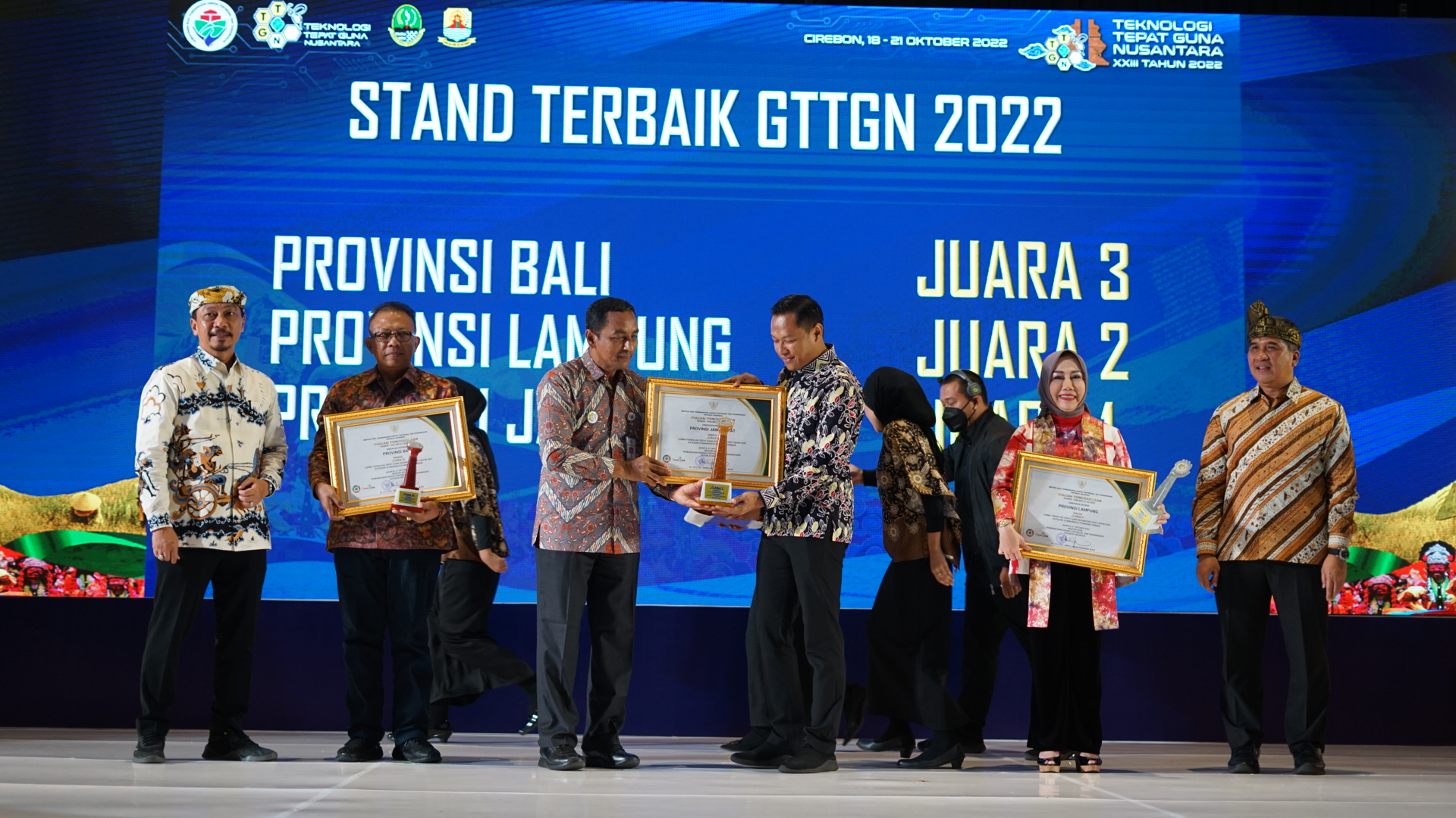 Juara I Stand Terbaik gelar TTG Nusantara 2022 diarih Provinsi Jawa Barat - (Humas DPMD Jabar)