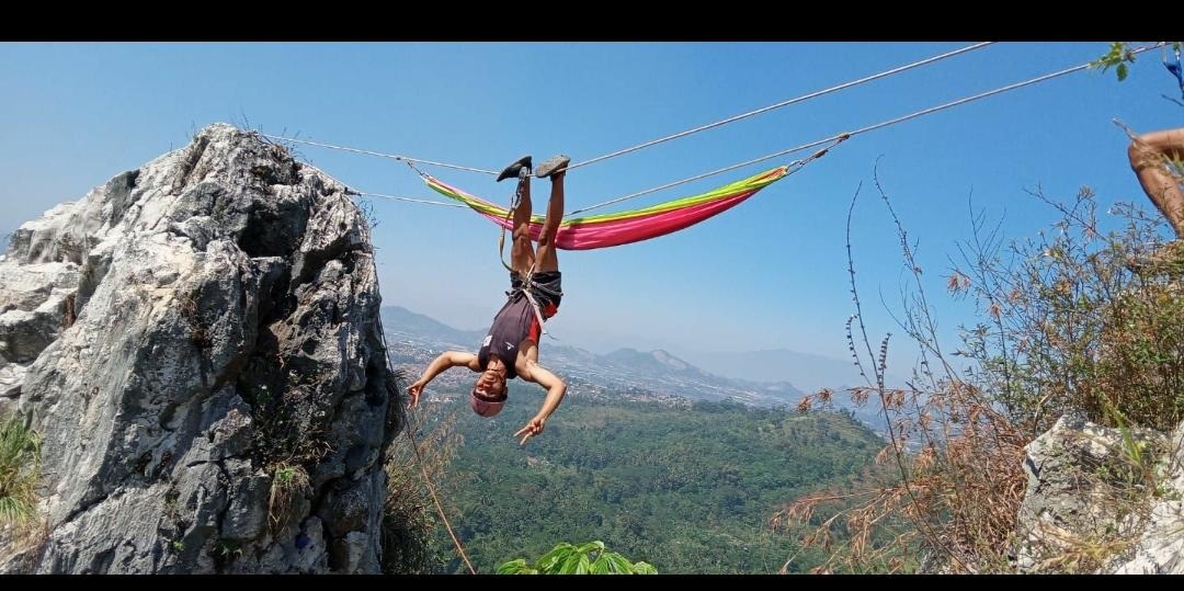 Salah seorang wisata, sedang menikmati hammocking di Hawu Pabeasan. Foto: Istimewa