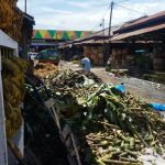 TIMBUNAN: Sampah sudah menumpuk sedari dua bulan lalu di Pasar Induk Gedebage, Bandung, pada Selasa (25/10). (Nizar/Jabar Ekspres)