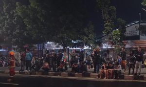 Warga tengah menonton peristiwa kebakaran hebat yang menghanguskan pabrik triplek di Jalan Soekarno Hatta, Kelurahan Cijagra, Kecamatan Lenkong, Kota Bandung. (Yanuar/Jabar Ekspres)