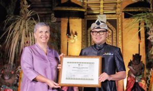 Wali Kota Bogor, Bima Arya saat menerima penghargaan dari Festival Director, Janet DeNeefe di ajang Festival pembaca dan penulis bergengsi. (Yudha Prananda / Humpro)