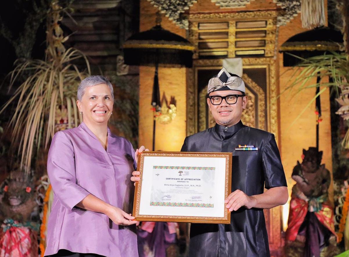 Wali Kota Bogor, Bima Arya saat menerima penghargaan dari Festival Director, Janet DeNeefe di ajang Festival pembaca dan penulis bergengsi. (Yudha Prananda / Humpro)