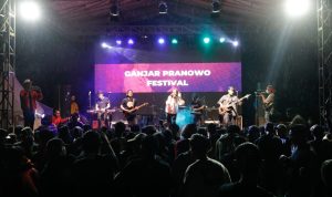 festival bertema 'Pariwisata Pulih, Indonesia Bangkit' di Lapangan Tol Grand Pangandaran, Kabupaten Pangandaran, Jawa Barat pada Minggu 2 Oktober 2022, malam.